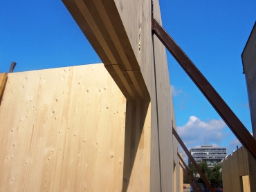 Vzájomné prepojenie stenových panelov a kotviace prvky