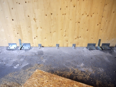 Vzájomné prepojenie stenových panelov a kotviace prvky