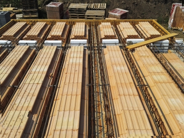 Obr. 3: Strop včetně balkónů před vybetonováním a po něm