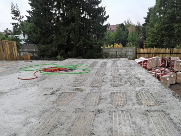 Obr. 3: Strop včetně balkónů před vybetonováním a po něm