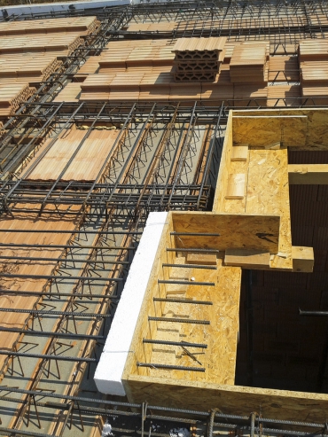 Obr. 7: Prostor schodiště s podestou před betonáží a po ní