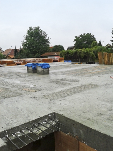 Obr. 7: Prostor schodiště s podestou před betonáží a po ní