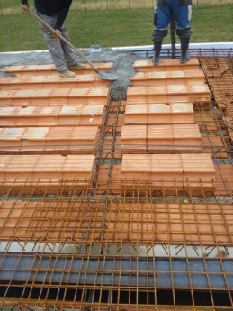 Obr. 9: Betonáž stropu bez nadbetonávky u překonzolovaných dlouhých trámů