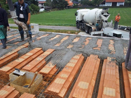 Obr. 9: Betonáž stropu bez nadbetonávky u překonzolovaných dlouhých trámů