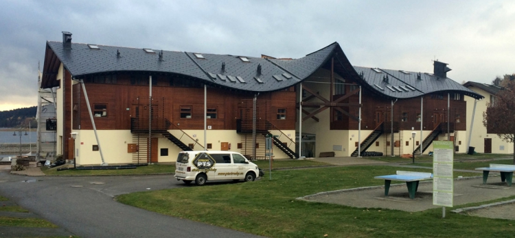 Objekt s novou střechou z plechových šablon