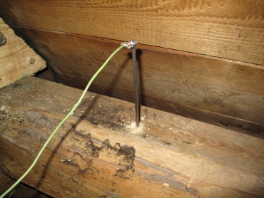 Obr. 5: Termoelektrické snímače měřící teplotu vzduchu a dřeva při sanaci [6]