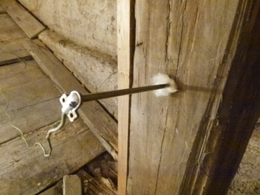 Obr. 5: Termoelektrické snímače měřící teplotu vzduchu a dřeva při sanaci [6]