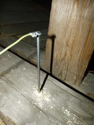 Obr. 5: Termoelektrické snímače měřící teplotu vzduchu a dřeva při sanaci [6]