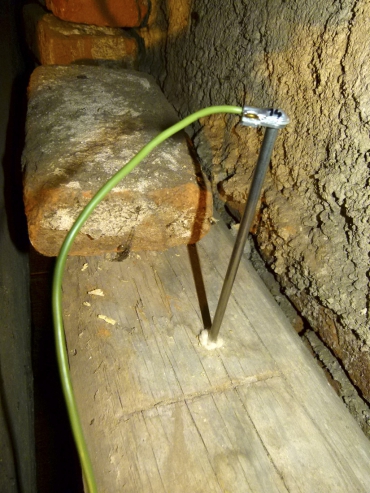 Obr. 5: Termoelektrické snímače měřící teplotu vzduchu a dřeva při sanaci [6]