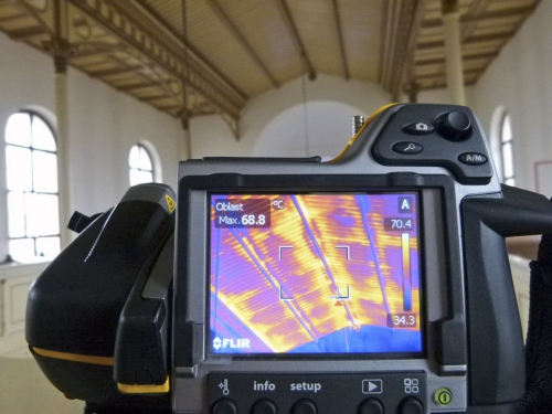 Obr. 6: Zobrazení snímání teplot termokamerou [6]
