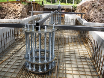 Obr. 3: Kotevní prvky pro sloupy a táhla zafixované před betonáží