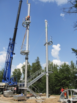 Obr. 5: Montáž sloupů a schodišť