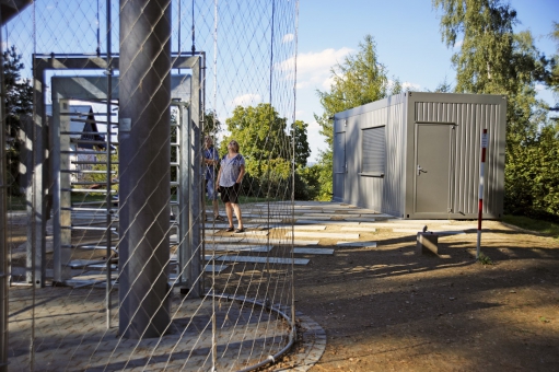 Obr. 11: Základna věže a zázemí