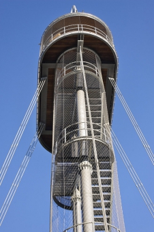 Obr. 17: Nosná konstrukce vyhlídkové plošiny a ukotvení táhly