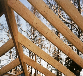 Obr. 3: Štíhlé střešní krokve a vrchová vaznice z Kerto-S