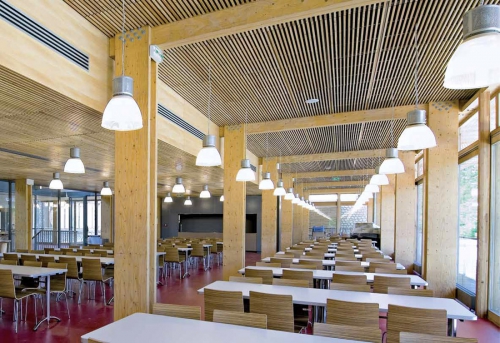 Obr. 14: Školní jídelna ve Francii s nosnými rámy z Kerto [4]