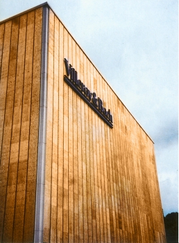 Obr. 16: Fasáda logistického centra z impregnovaného Kerto-Q