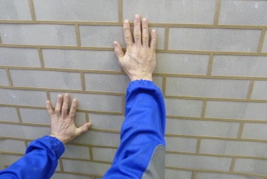 Přitlačení šablony na stěnu