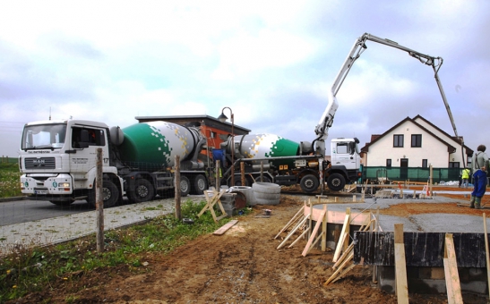 Čerpání betonu na základy rodinného domu