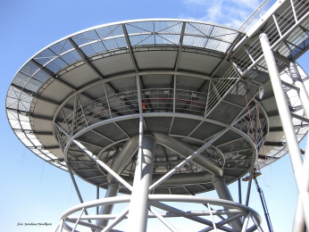 Kruhová ocelová stavba heliportu je 20 m vysoká