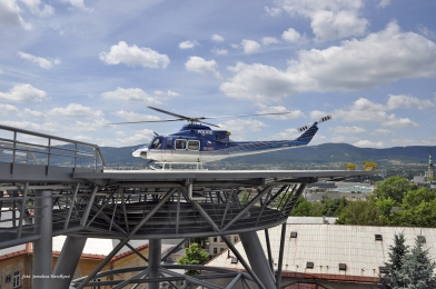 Dosedací plochu tvoří betonová deska o průměru 25 m s obvodovým ochranným pásem z pororoštů