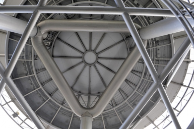 Ve výšce zhruba pěti metrů se nachází zavětrování celé konstrukce, které je využito k vytvoření volně přístupné pochozí plošiny