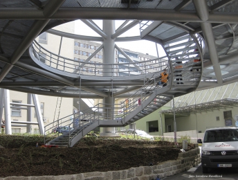 Plochu heliportu vynáší konstrukce složená ze soustavy přímých nosníků