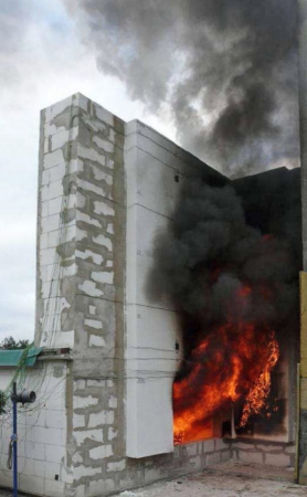 Obr. 7, 8: Porovnání teplotních polí kalibrační zkoušky bez zateplení se zkouškou se zateplením bylo uvedeno také ve zkušebním protokolu. Na obrázku je dobře vidět například rozsah vývoje kouře u zateplené a nezateplené stěny.