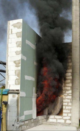 Obr. 7, 8: Porovnání teplotních polí kalibrační zkoušky bez zateplení se zkouškou se zateplením bylo uvedeno také ve zkušebním protokolu. Na obrázku je dobře vidět například rozsah vývoje kouře u zateplené a nezateplené stěny.