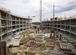 Obr. 12: Stavba železobetonového skeletu (8/2014)