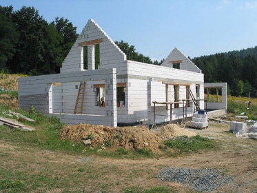 Rodinný dům ve Velkých Popovicích – hrubá stavba