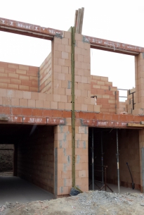 U řadových domů je třeba od sebe jednotlivé domu oddělit od základů až po střechu