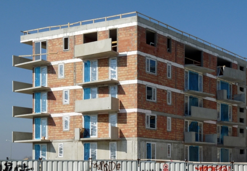 Bytový dům se skeletovou konstrukcí a vyzdívkou z cihelných bloků