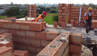 Zdění bytového domu z cihel HELUZ (v popředí cihly HELUZ AKU 25 MK)