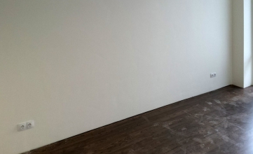 Mezibytová stěna z cihel HELUZ AKU 25 MK oboustranně opatřená sádrovou omítkou osazená elektroinstalačními krabicemi. Na stavbě naměřena hodnota R’w = 53 dB. Normový požadavek je splněn.