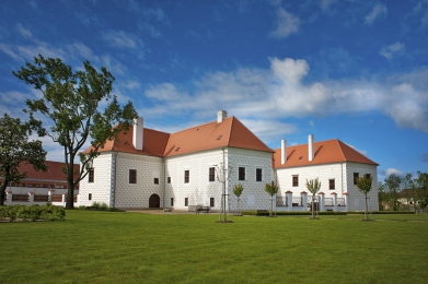 Zámek má půdorysný tvar zalomeného písmene H, mezi jehož severními rameny je polouzavřené nádvoří