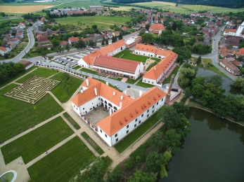 Areál na kraji obce vedle dvou rybníků