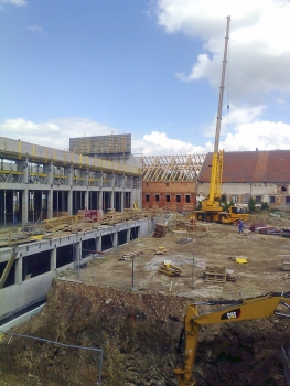 Nově postavená budova má monolitický skelet s vyzdívkou z cihel plněných vatou Porotherm T Profi, od společnosti Wienerberger