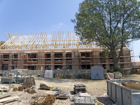 Vestavba do seníku: do budovy je z cihelného systému Porotherm vystavěno obvodové zdivo z bloků Porotherm 50 T Profi a dělicí příčky mezi jednotlivými pokoji z cihel Porotherm AKU. Stropy tvoří předpjaté panely Spiroll