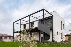 Obr. 3c: Rodinný dům s autodílnou v Bašti 