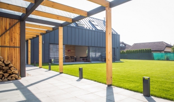 Střecha a fasáda Lindab SRP Click na rodinném domě v Jesenici u Prahy; realizace Lindab ve spolupráci s firmou Střechy Kučera; projekt Mio Architects
