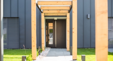 Střecha a fasáda Lindab SRP Click na rodinném domě v Jesenici u Prahy; realizace Lindab ve spolupráci s firmou Střechy Kučera; projekt Mio Architects