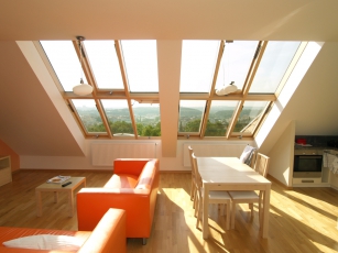 Velkoplošné střešní prosklení Solara, kombinace fixních a otevíravých křídel 