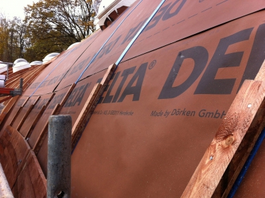 Difuzně otevřený pás DELTA-FOXX umožňuje homogenní spojení pásů svaření za studena pomocí systémového lepidla DELTA-PREN