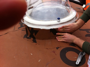 Vodotěsné zakončení vodotěsného systému DELTA-FOXX na prstenci světlíku pomocí elastické samolepicí pásky DELTA-FLEXX BAND