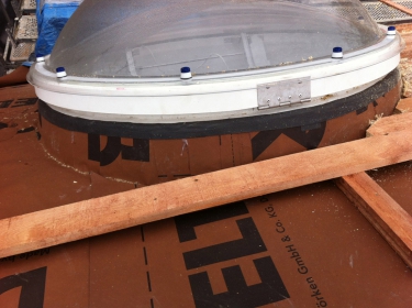 Podtěsněné kontralatě páskou DELTA-SB 60 znemožňují pronikání vlhkosti v místech perforací vznikajících jejich kotvením podkladu