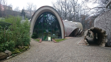 Pohled na vstupní část pavilonu od východu