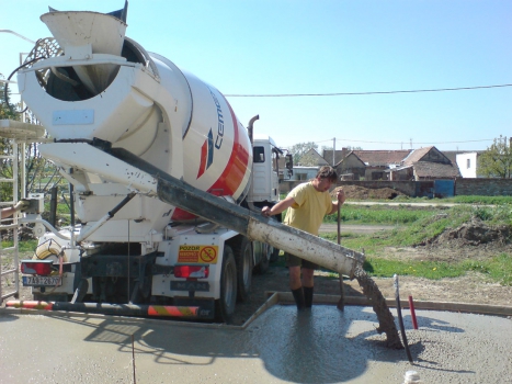 Ukládka probíhá jednoduše přímo z autodomíchávače