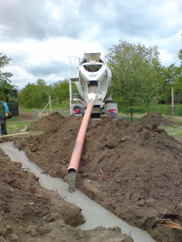 Pro realizaci základových pasů jsou často využívány lehce zhutnitelné betony. Compacton se snadněji rozlije do dokonalé roviny.