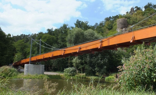 Visutá dřevěná lávka přes řeku Sázavu